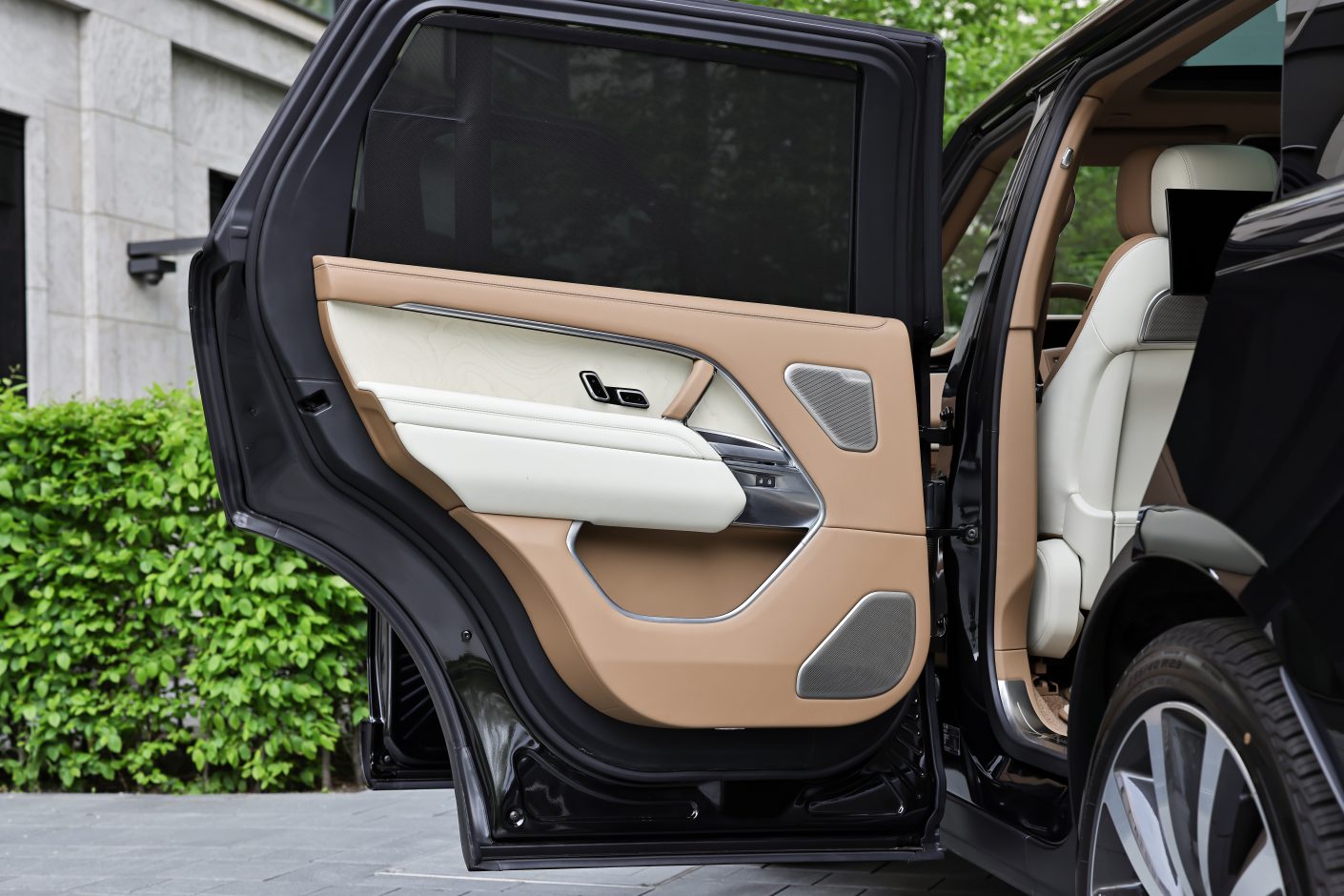 Land Rover Range Rover P615 SV LWB – Black Fox